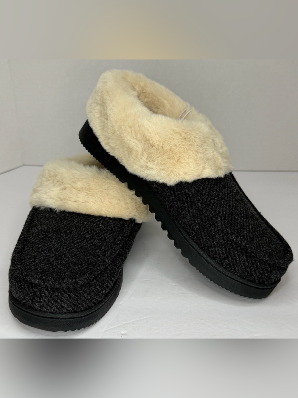 Dearfoams Black Knit Faux Fur Cuff Slippers Women’s 7-8 NWT Cozy